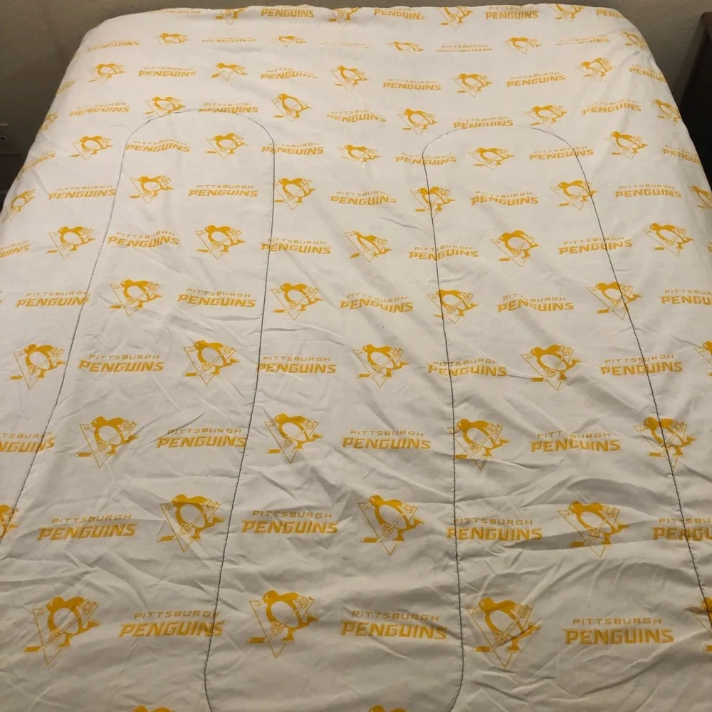 NHL Pittsburgh Penguins Hockey Reversible Queen Size Comforter Blanket 80”x84”